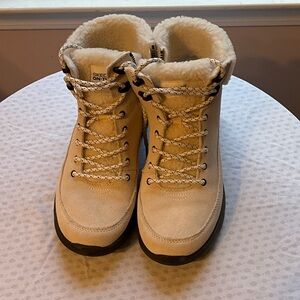 Skechers Women's Cream Winter Boots Size 8.5 Like New